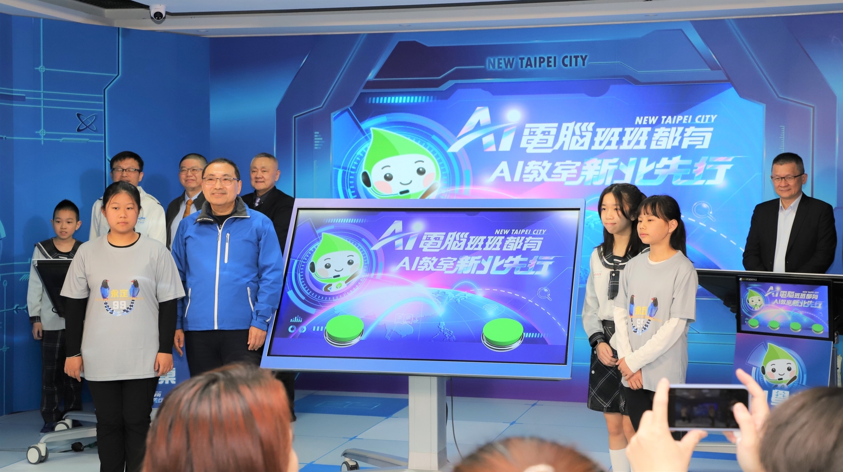 今（31）日於江翠國小舉辦「AI電腦班班都有、AI教室新北先行」啟動儀式