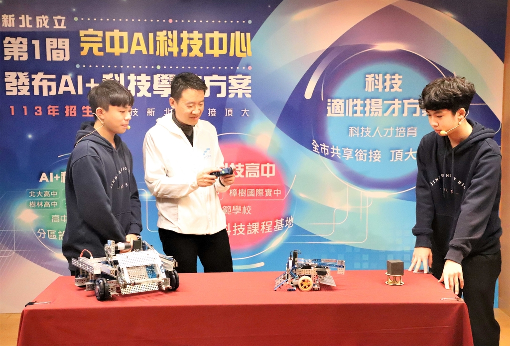 AI科技課程體驗，錦和高中蘇泓宇(由左至右)、教育局教育研究及資訊發展科翁健銘科長、錦和高中黎子洋
