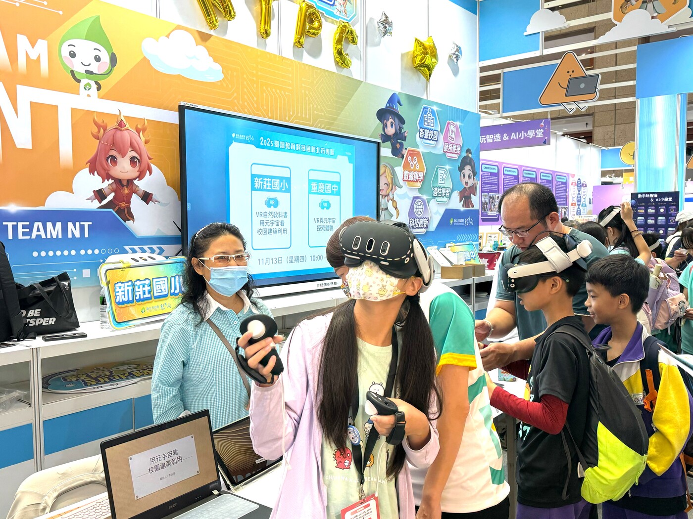 教育科技展新北市展區吸引眾多親師生參觀，新莊國小與重慶國中現場展示VR教學應用圖片