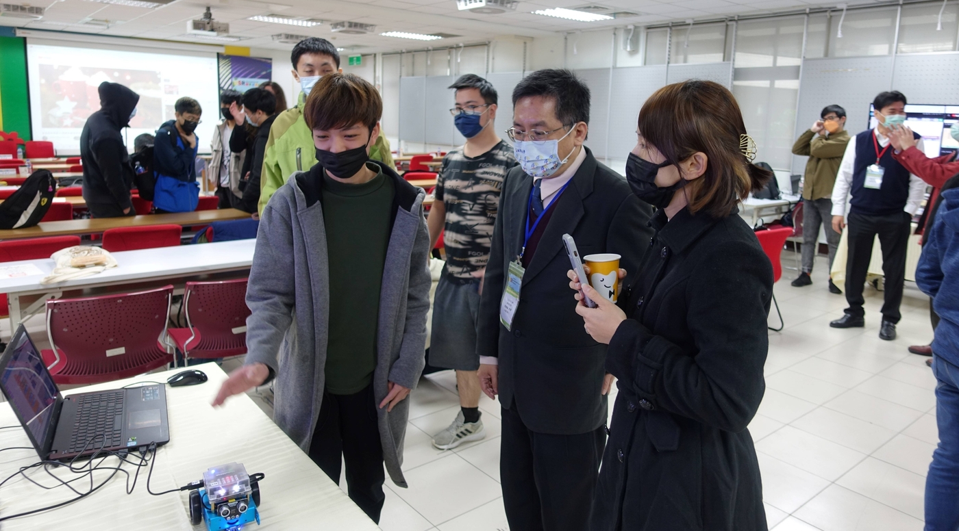 亞東科大學生解說暑期課程進行方式圖片