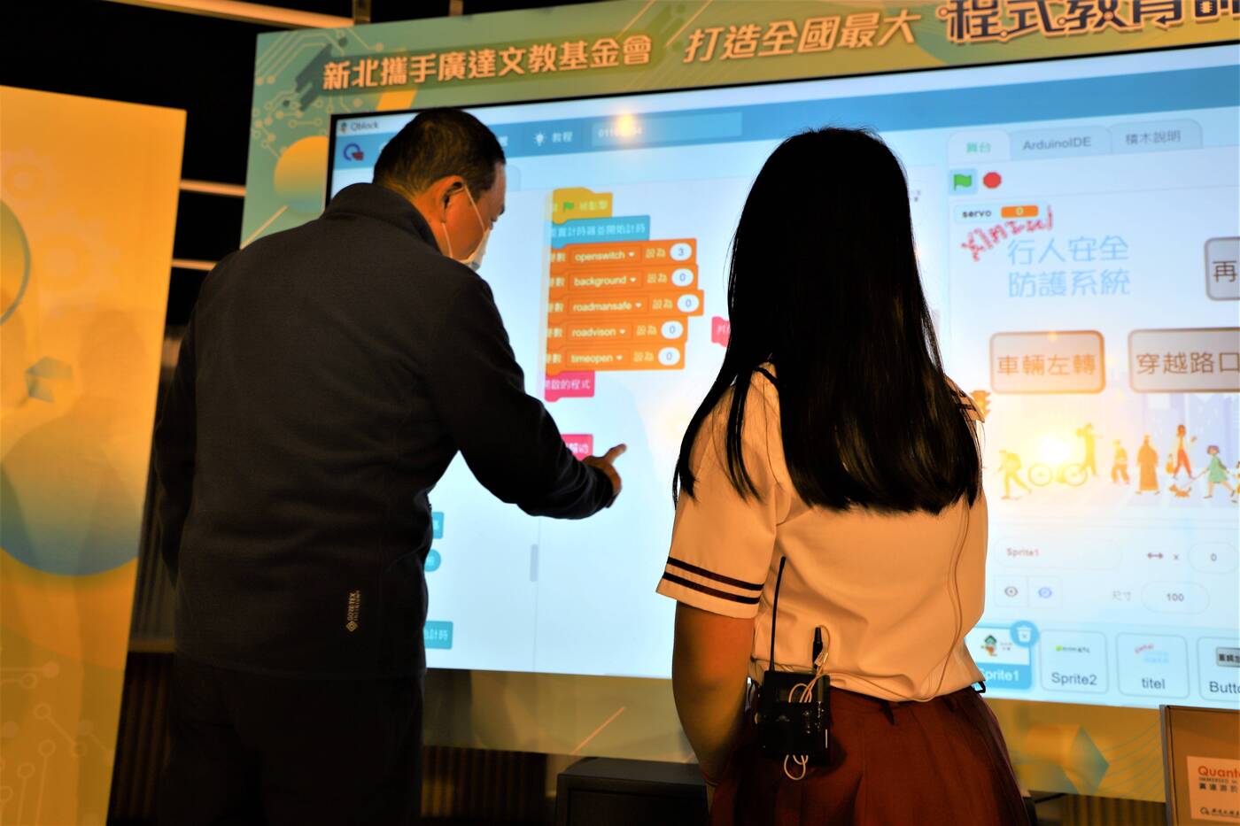 侯市長(左)與學生共同體驗Quno教具圖片
