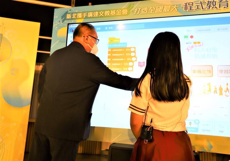 廣達文教基金會董事長林百里(左)與學生共同體驗Quno教具