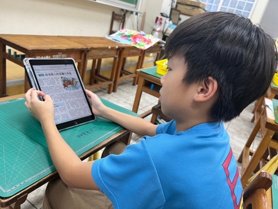 學生自主學習使用平板上Hami書城閱讀國語日報(1)