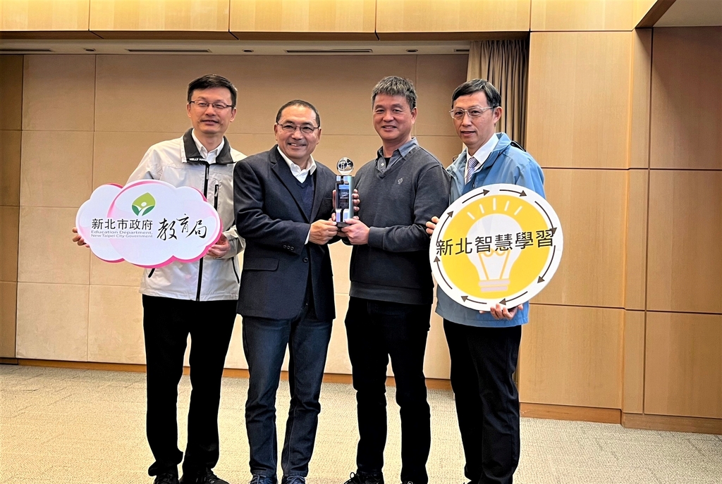 呂聰賢組長(右2)獲112年資訊月傑出資訊人才獎於市政會議獻獎，侯友宜市長(左2)