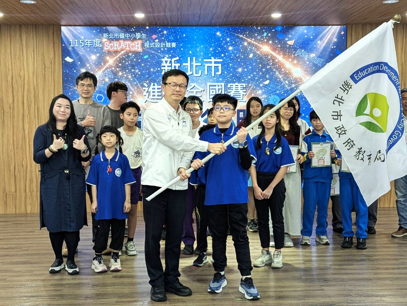 張明文局長授旗新北市代表隊們，期望能獲得佳績