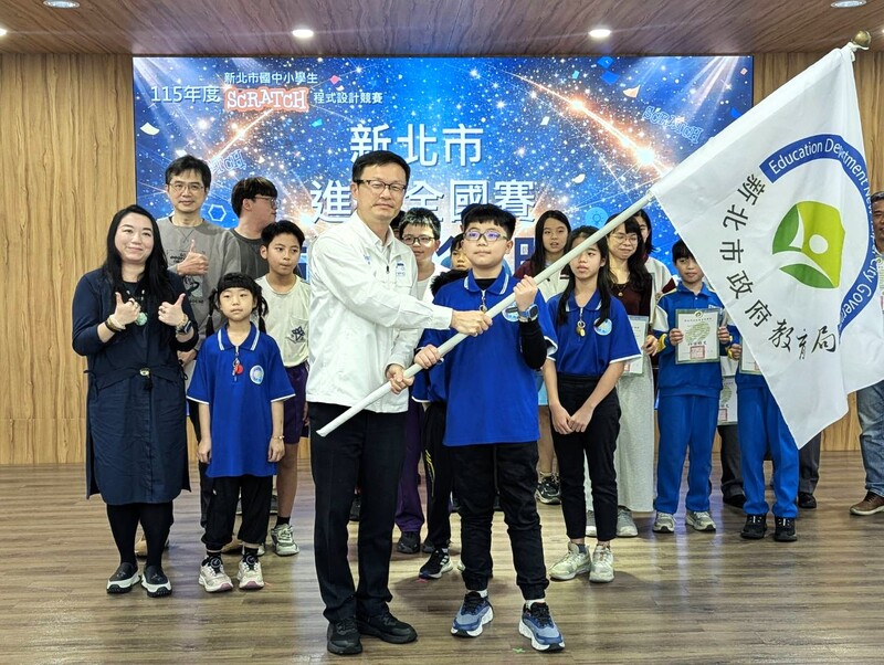 張明文局長授旗新北市代表隊們，期望能獲得佳績
