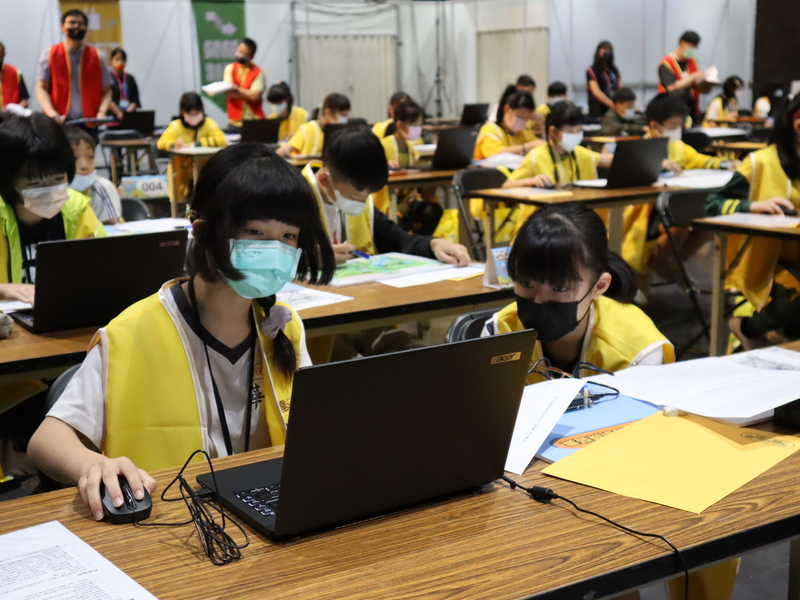 「2023廣達游智盃創意程式競賽」入圍隊伍專注挑戰「關卡任務」，要能展現「運算思維」及「機電整合力」，才有機會入選最優30強。