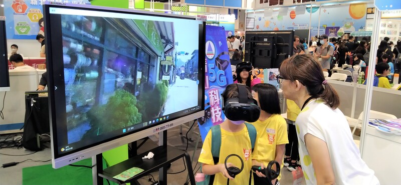 學生現場體驗青山中小學走讀水返腳VR活動