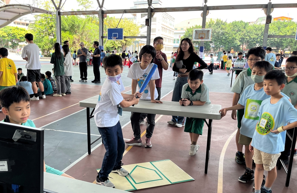 思賢國小「STEAM夢想家2024」社群老師帶領五年級創思課，設計體感遊戲-強棒出擊