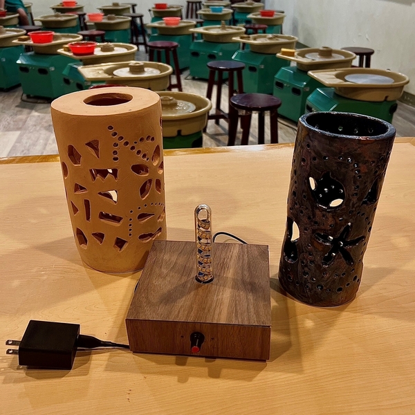 鶯歌科技中心結合鶯歌在地特色陶瓷與回收木的工藝作品，不只美觀還能教育孩子對資源的永續循環利用