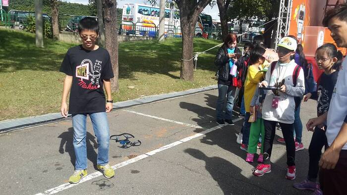 學生教導民眾操控無人機