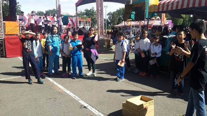 民眾體驗無人機