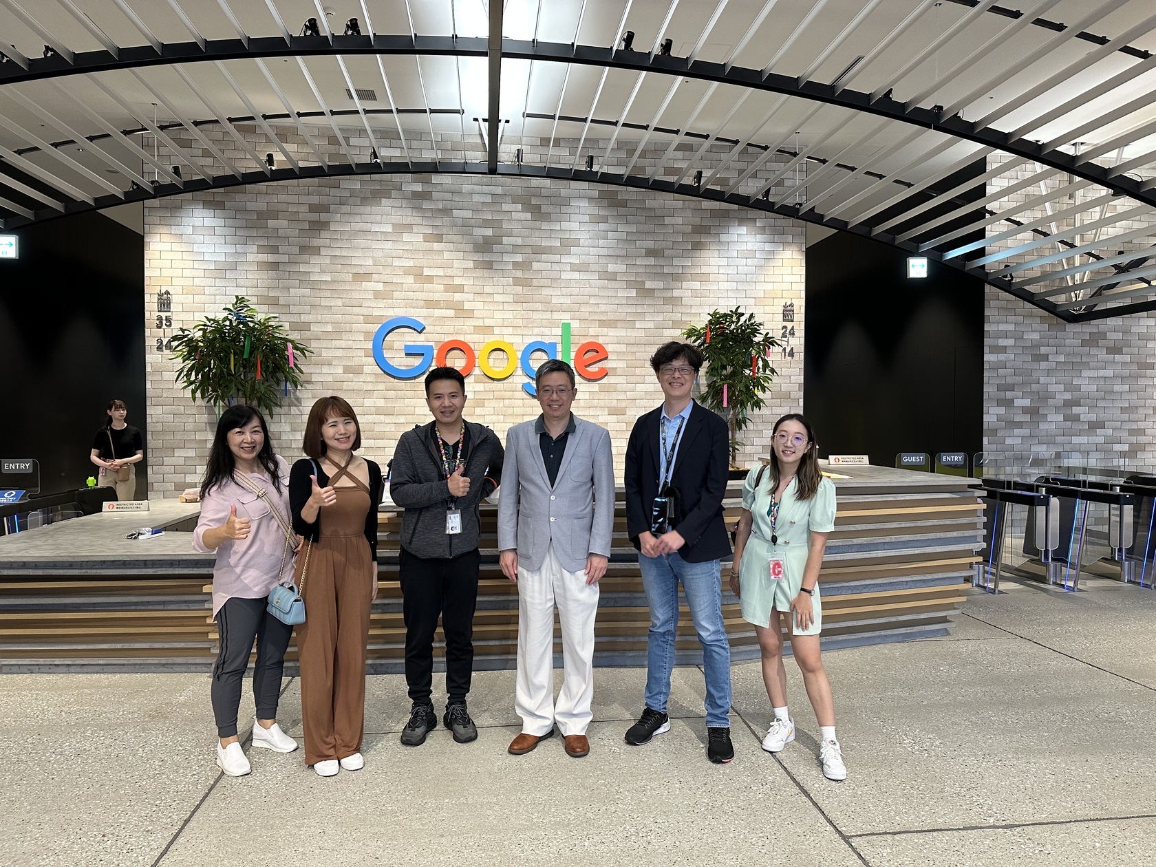 臺灣學術交流團隊在日本Google辦公室合影。