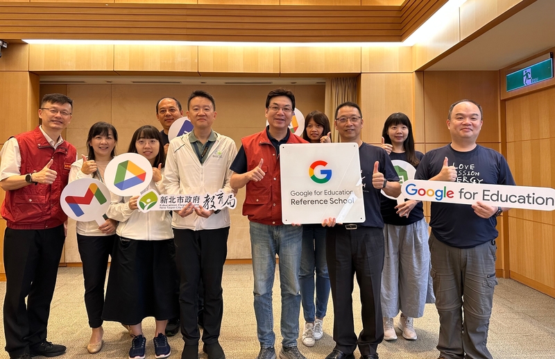 龍埔國小團隊於市政會議獻獎予副市長劉和然(第一排右3）