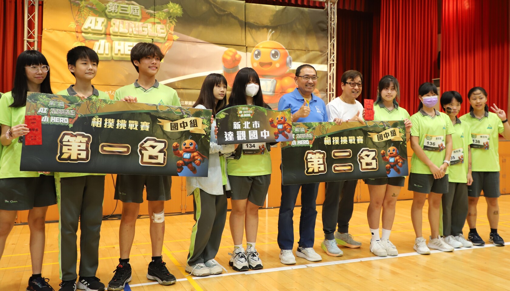 侯友宜市長與董事長李濤頒發國中組第一名-新北市達觀國中小圖片