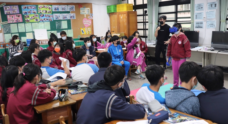 虛實整合教學方式公開觀課，重慶國中李宗霖老師請學生分享昨終生的房間應該是什麼樣子