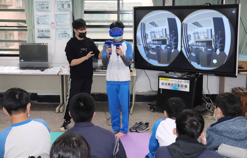 新北數位新科技VR頭盔結合虛擬實境公開課，學生分享VR體驗挑戰任務心得