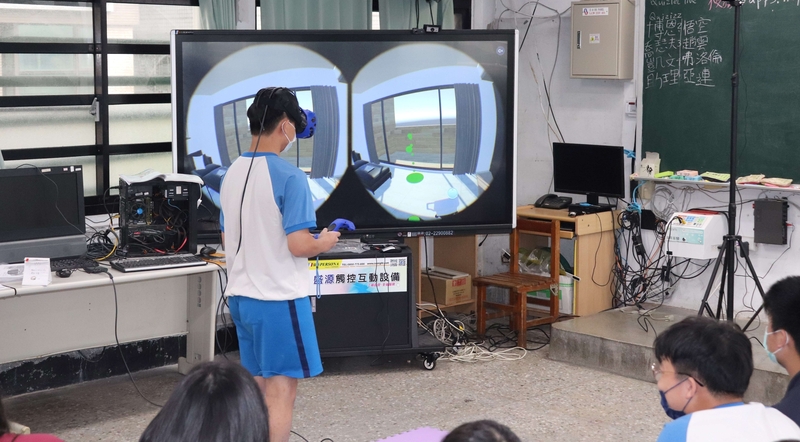 元宇宙時代的進化版學習模式，學生戴著VR頭盔進行室內空間設計