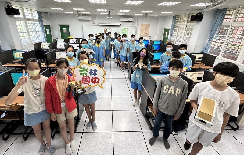崇林國中辦理「玩轉小栗方-AI程式課程」，學生與作品合照。