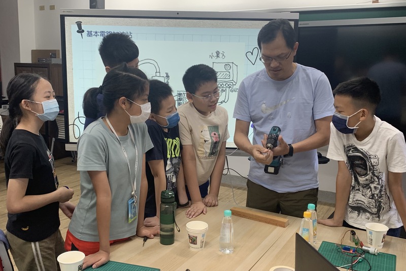 講師示範如何製作AI飲水機的零件，學生積極聆聽。