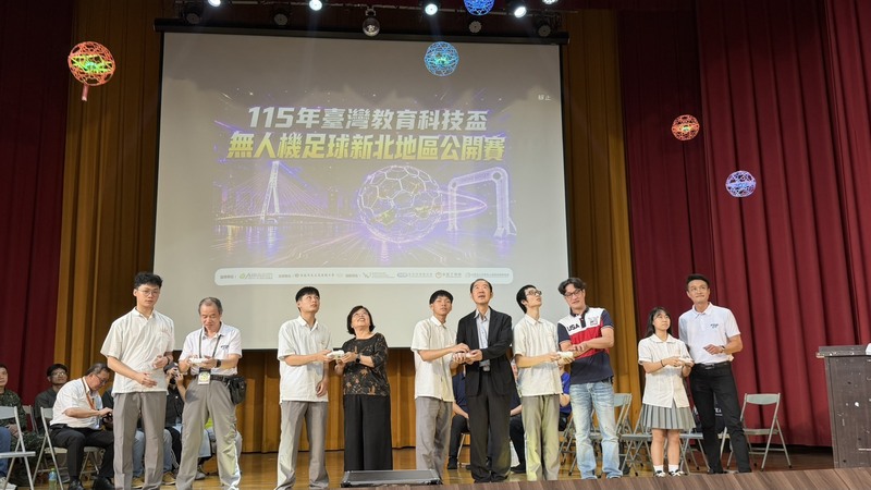 無人機新北地區公開賽起飛儀式，學生與貴賓們共同起飛