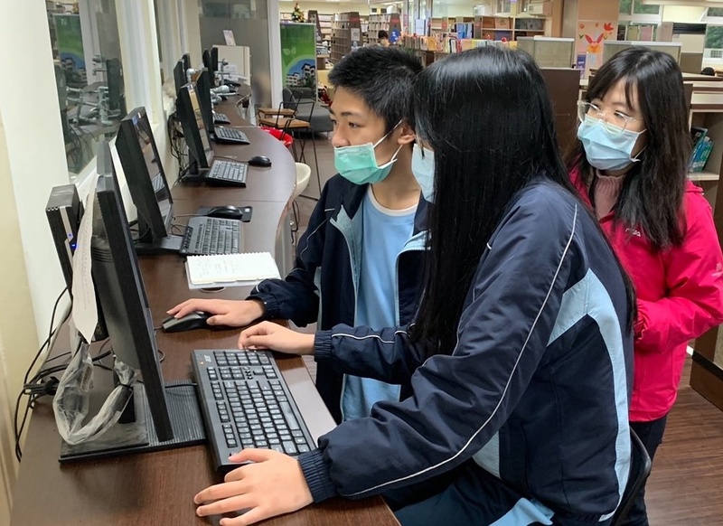 雙溪高中游博智(左1)、戴詩淇(左2)於校內練習寫程式、蒐集資料並訓練AI自走車跑迷宮地圖