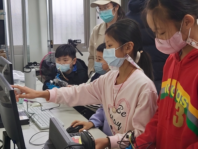 大坪國小學生接著進行自駕車的程式設計圖片