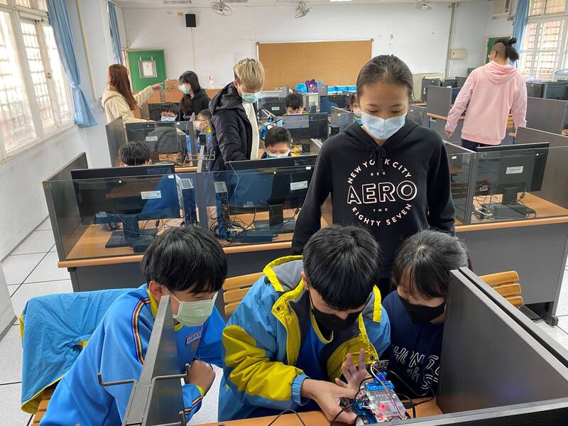 學生結合程式設計平台及物體辨識的人工智慧,讓小車能夠辨別障礙物標誌進行自動駕駛圖片