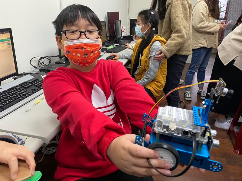 新北市教育局日前與國立臺北教育大學合作，舉辦5場智慧車動手做工作坊，此為大坪國小學生學習畫面