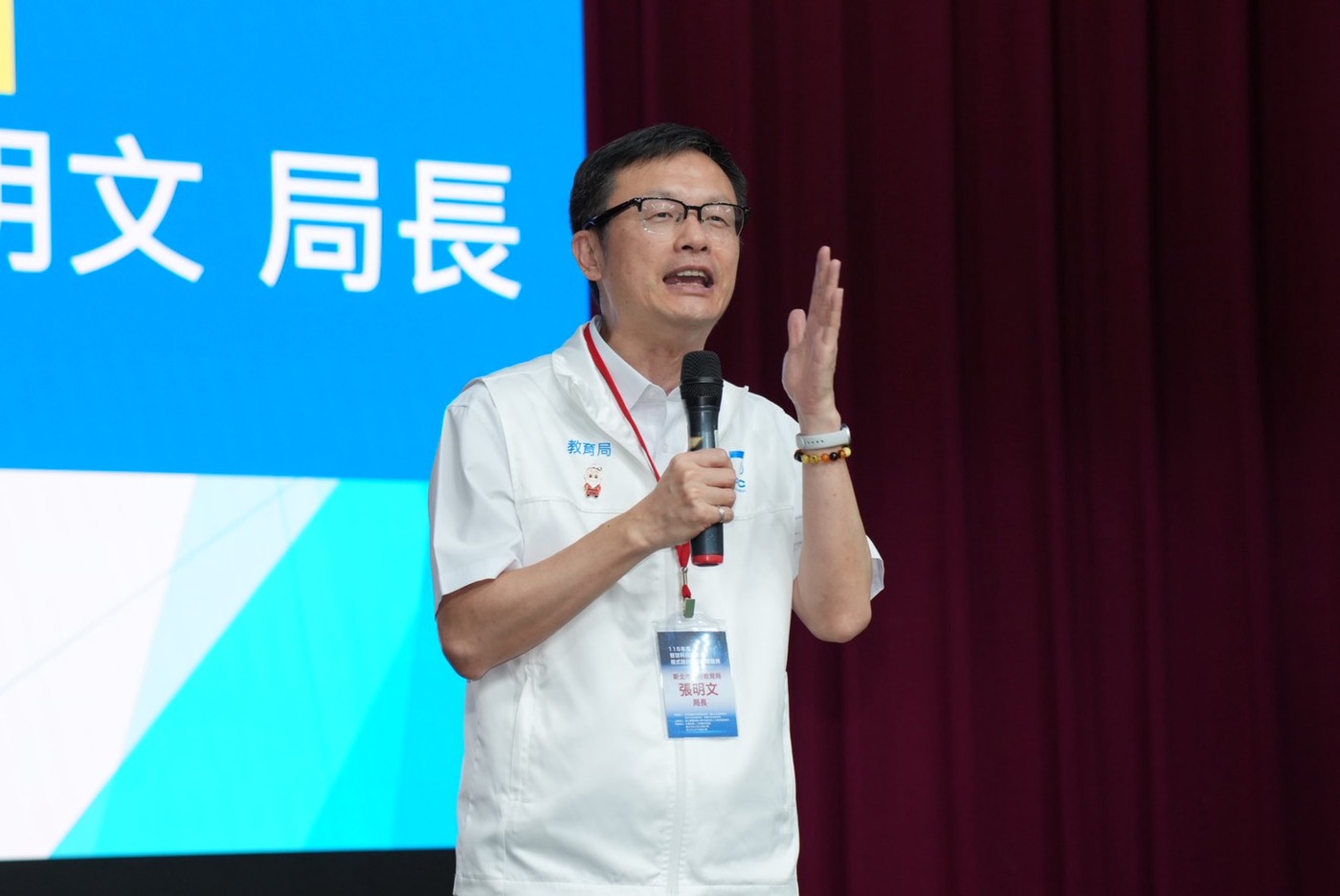 張明文局長於頒獎典禮上勉勵選手，要成為AI應用的巨人