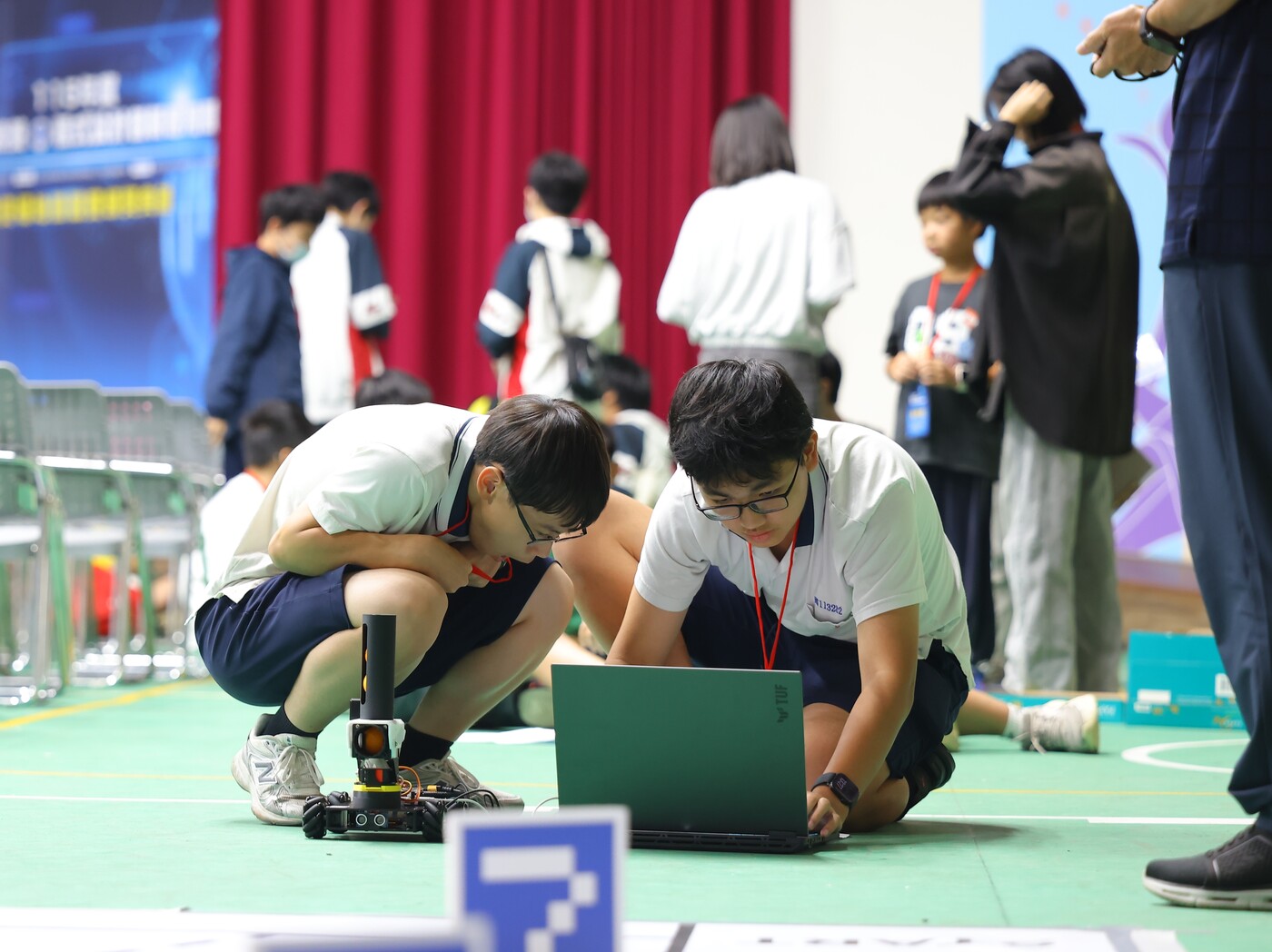 光仁中學的選手認真調整數據，展現拚戰精神