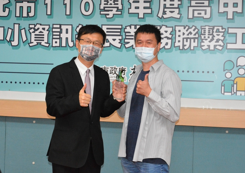 昌福國小呂聰賢老師榮獲教育局頒發「特別貢獻獎」，感謝他於疫情期間，無償指導教師線上授課、直播軟體操作等貢獻。