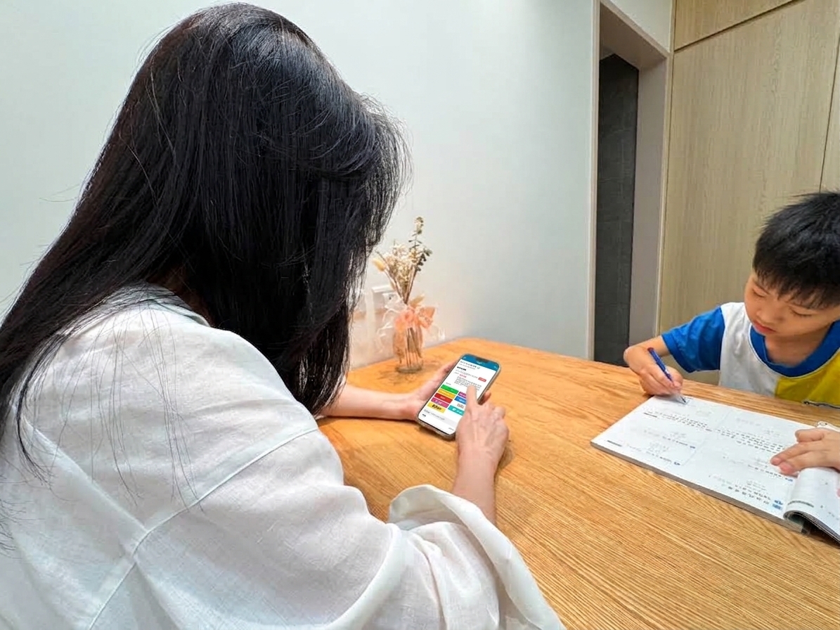 家長陪伴孩子寫作業，也能透過校園通APP輕鬆繳費。
