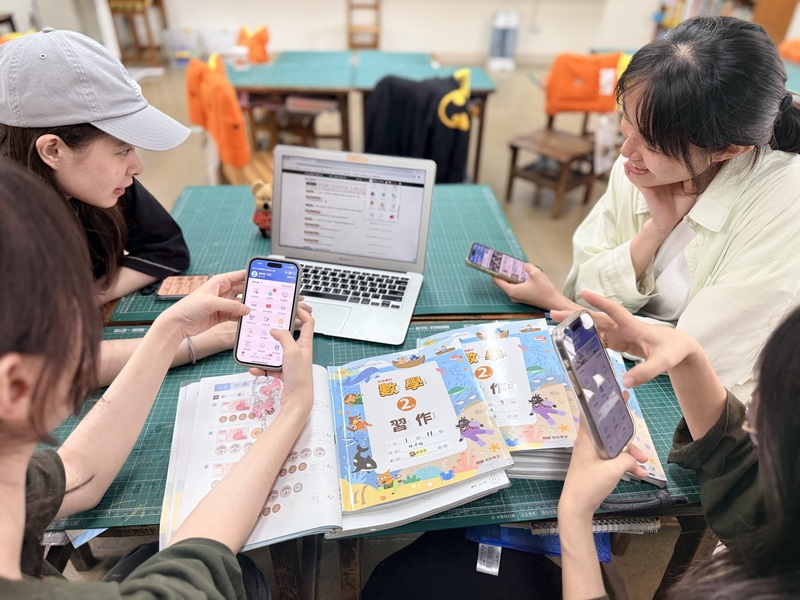 教師備課時帶領新進教師熟悉校園通APP，提升教學行政效率。