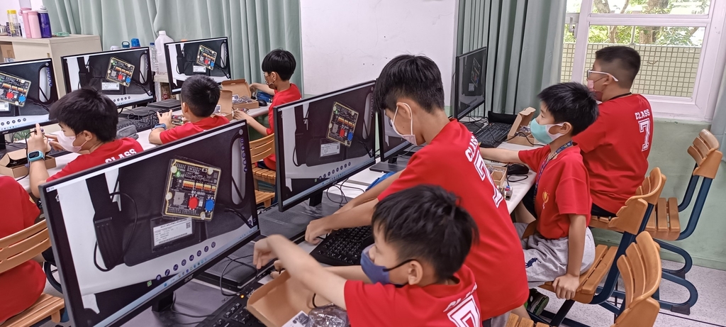五華國小-學生透過影片學習硬體Quno教具如何操作