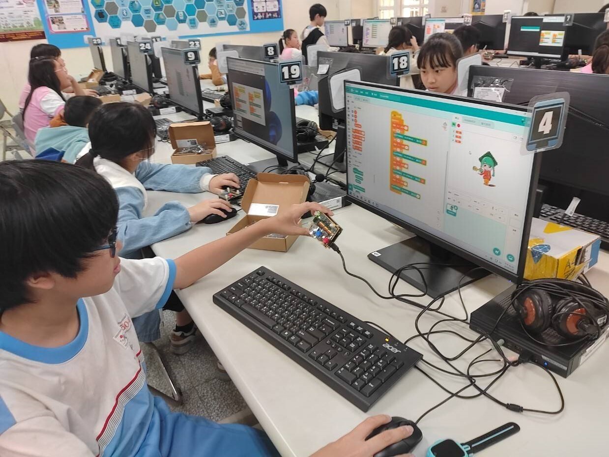 光復國小-學生結合Qblock軟體及硬體Quno教具學習圖片