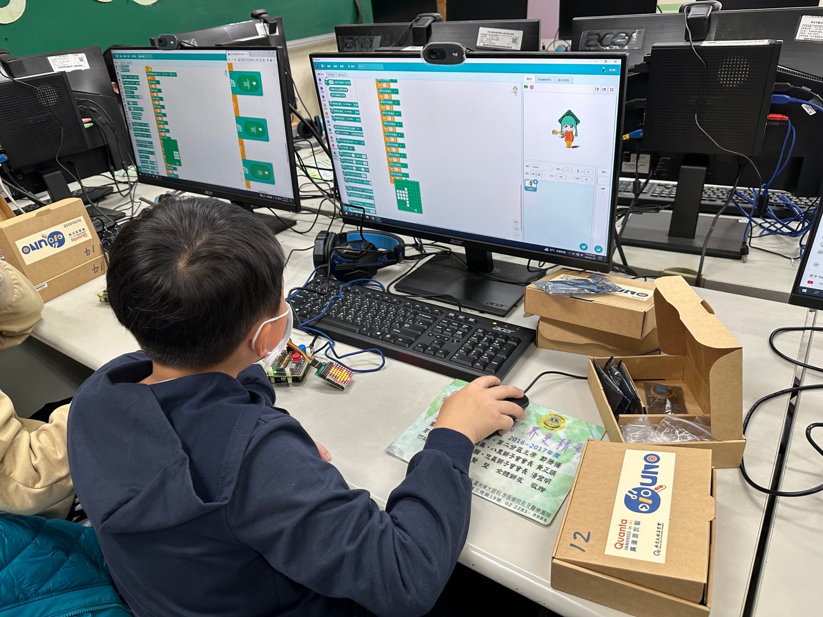 蘆洲國小-學生結合Qblock軟體及硬體Quno教具學習