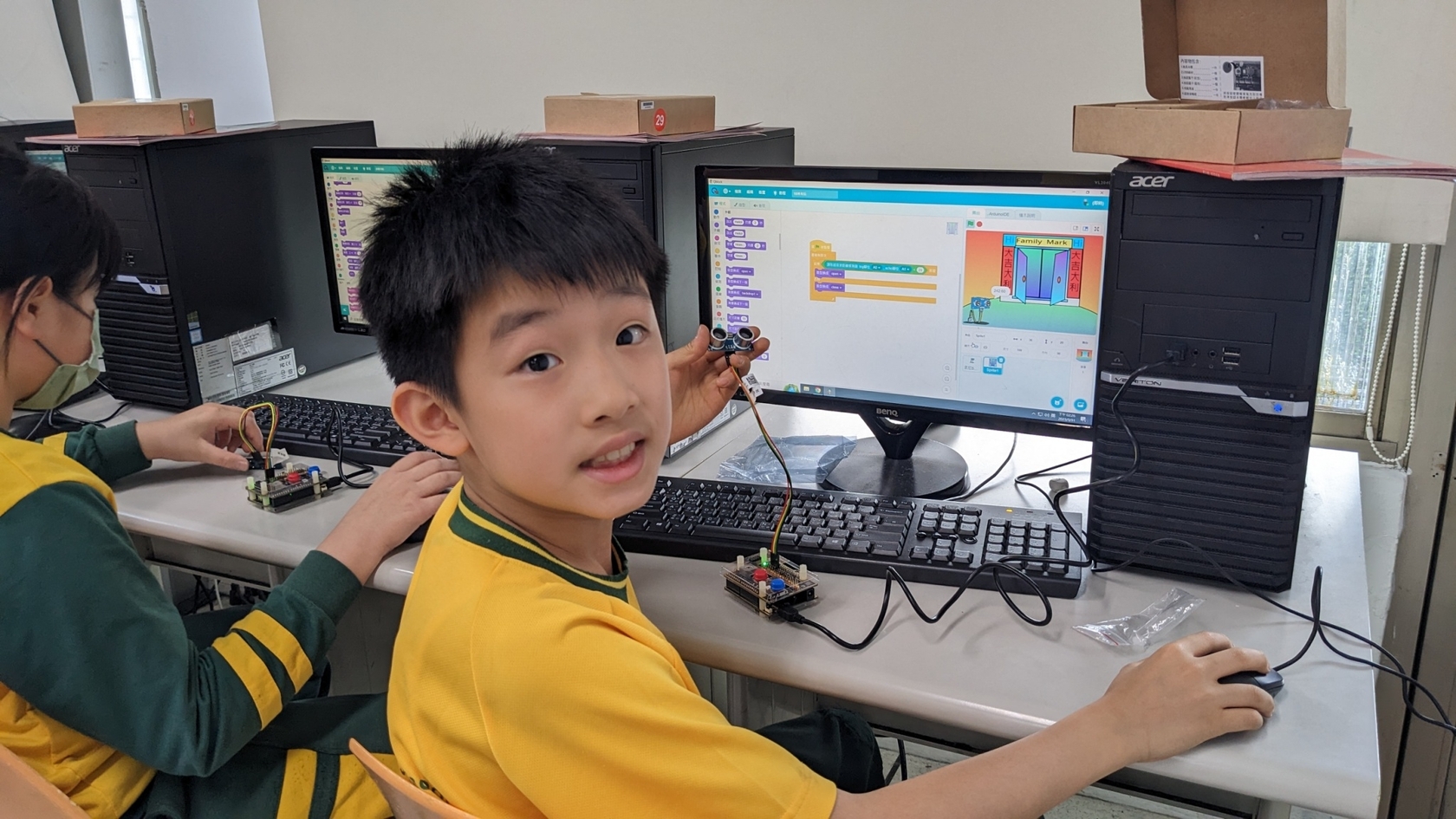 育才國小-學生結合Qblock軟體及硬體Quno教具學習