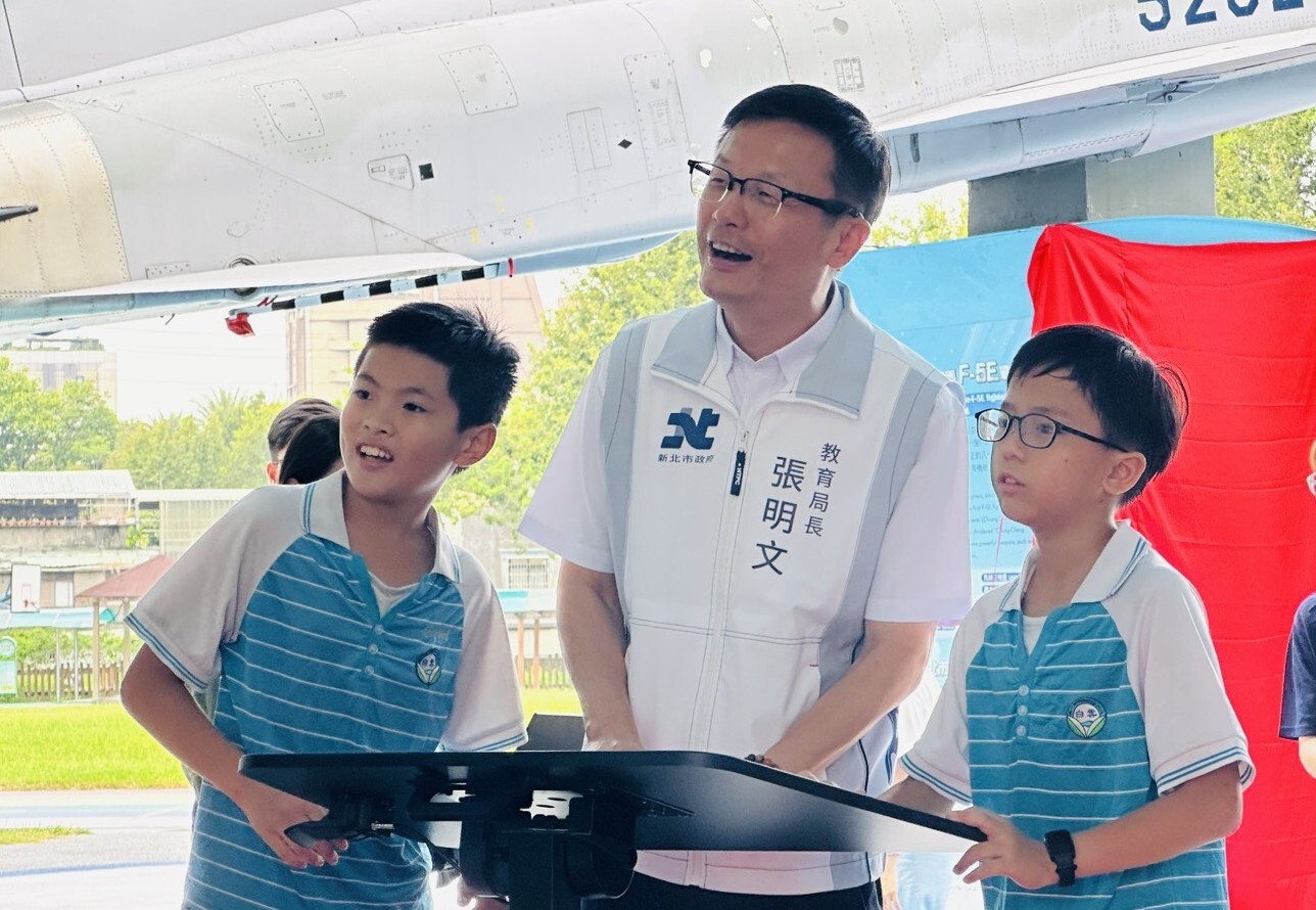 白雲國小學生運用AI自製遊戲，與局長同樂體驗圖片