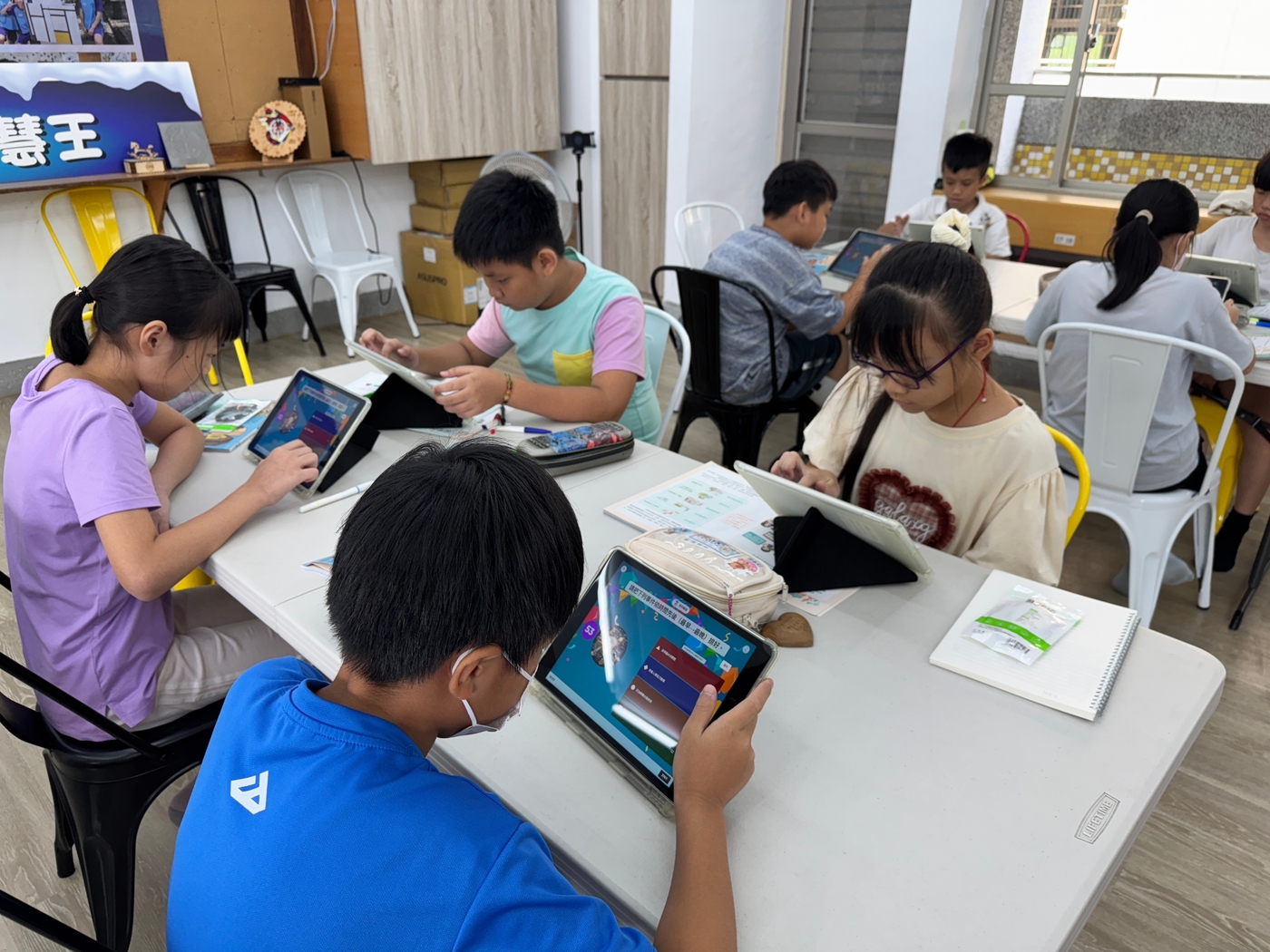 學生透過遊戲化學習平台（如PaGamO）進行答題闖關，在「FUN暑假任務」中邊玩邊學累積點