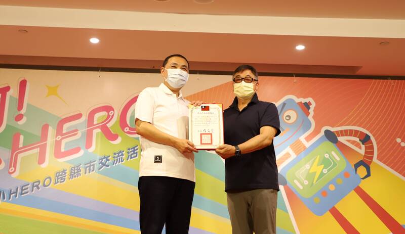 市長侯友宜(左)致贈感謝狀予基金會李濤董事長(右)圖片