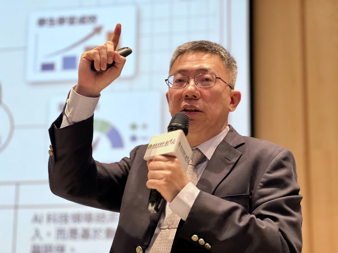 AI+大師指點迷津！郭伯臣校長熱血開講，解密教育用+AI+的關鍵心法
