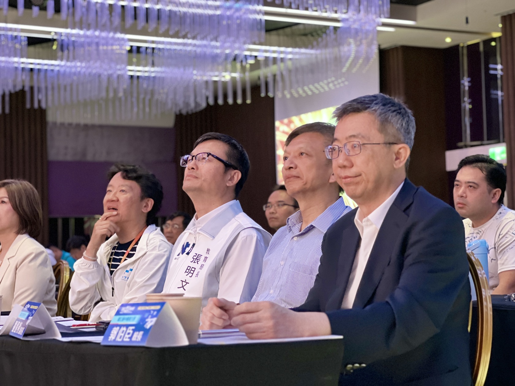 臺中教育大學校長郭伯臣(右1)與臺北教育大學副校長劉遠禎(右2)擔任評審圖片