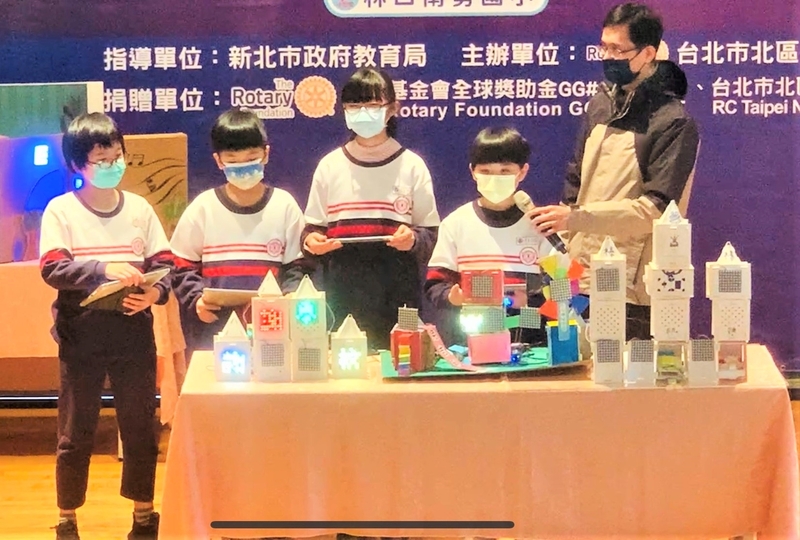 三光國小創客團隊透過AI控制LED燈光展現創意校名和聖誕裝飾