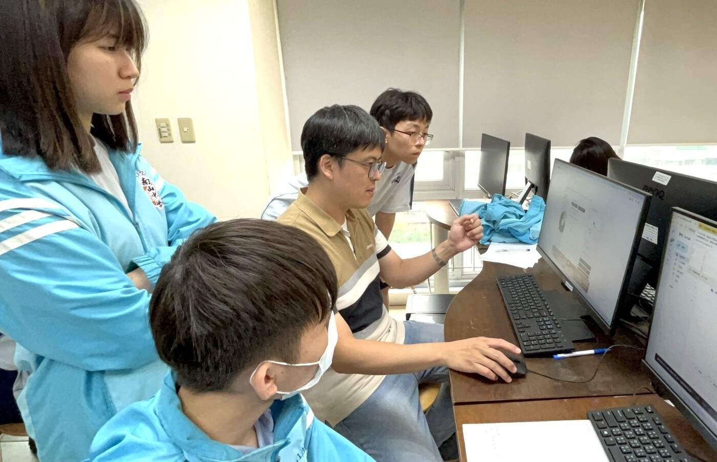 獲教案特優的南山高中賴建華老師於課堂示範教學