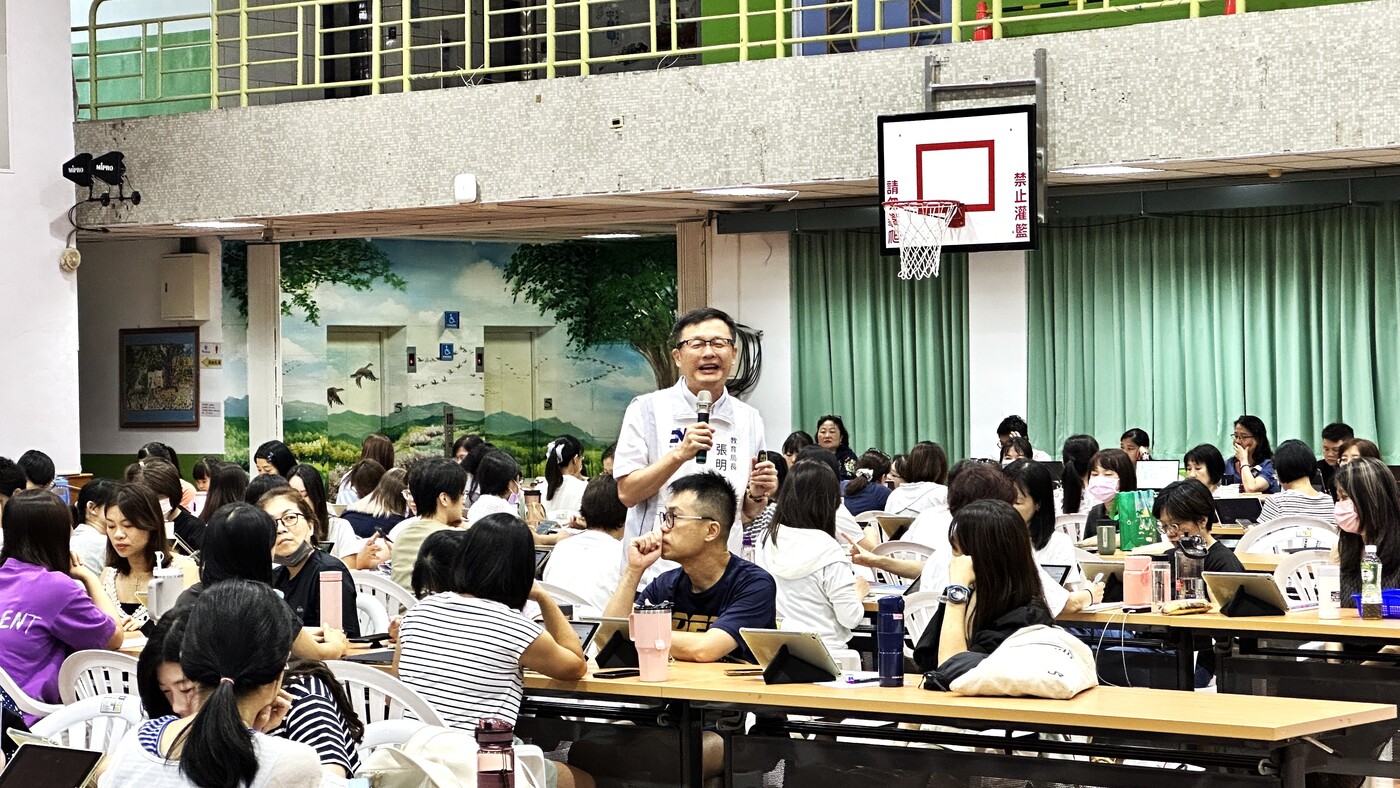 教育局長張明文化身AI專業講師,帶領326位教師進行「AI賦能」實戰課程圖片