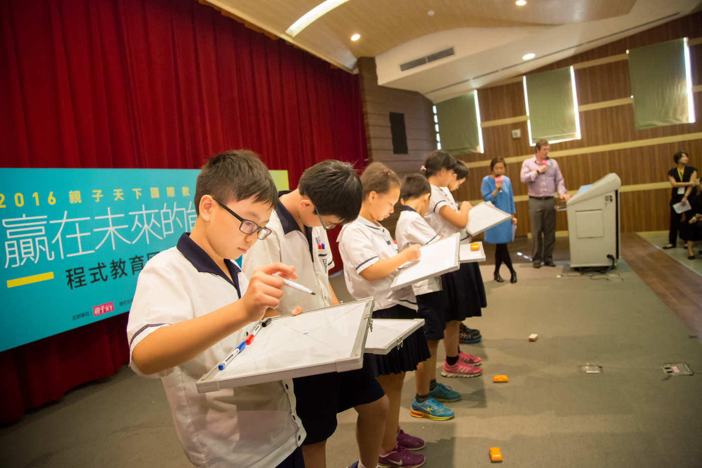 6位學生依指令作畫