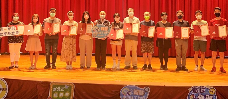 頒發智慧學習均一教育平台種子教師證書、圖片