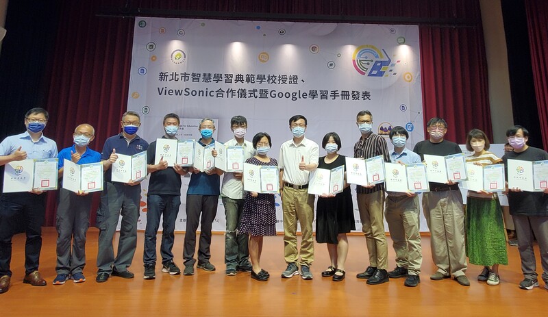 張明文局長頒發Google學習手冊編輯群感謝狀圖片