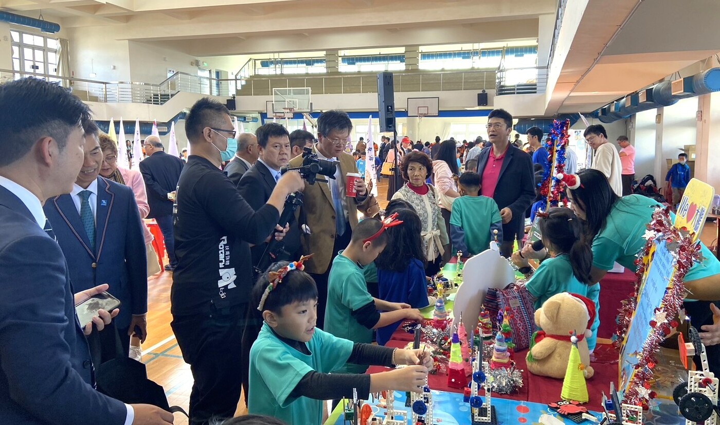 扶輪社貴賓至攤位參觀學生展攤